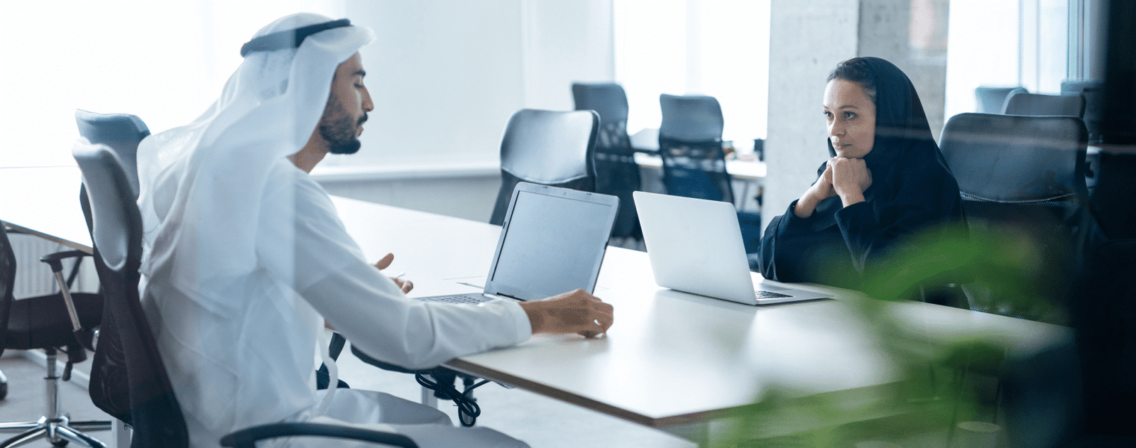 تواصل معنا مباشرة image